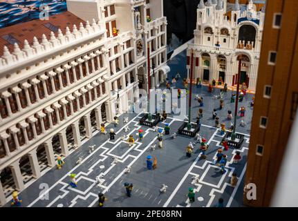 Venezia, Italia, 15th marzo 2023 svelata la più grande creazione LEGO da parte di un privato, composta da oltre 170.000 pezzi e oltre 200 figurine. La ricostruzione di Piazza San Marco di Maurizio Lampis per la creatura di gomma del Museo di Fabrizio Fontanella ha richiesto più di otto mesi e molto studio da completare. Marco secchi / Alamy Live News Foto Stock