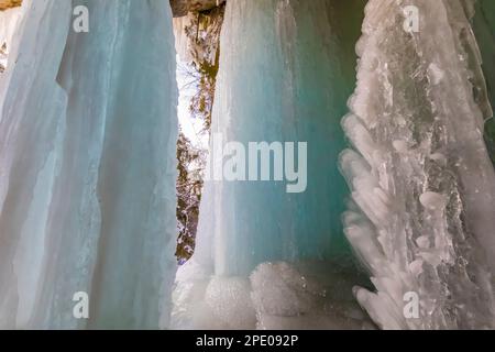 Dettagli delle tende formazione di ghiaccio utilizzato da arrampicatori di ghiaccio in Pictured Rocks National Lakeshore vicino a Munising, Upper Peninsula, Michigan, USA Foto Stock