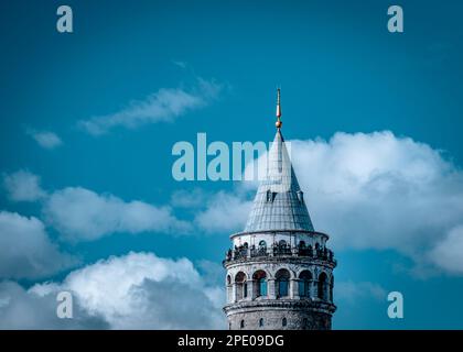 Uno scatto in primo piano della Torre Galata contro il cielo blu nuvoloso Foto Stock