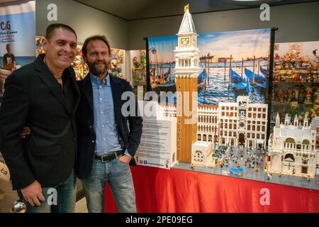 Venezia, Italia, 15th marzo 2023 svelata la più grande creazione LEGO da parte di un privato, composta da oltre 170.000 pezzi e oltre 200 figurine. La ricostruzione di Piazza San Marco di Maurizio Lampis per la creatura di gomma del Museo di Fabrizio Fontanella ha richiesto più di otto mesi e molto studio da completare. Marco secchi / Alamy Live News Foto Stock