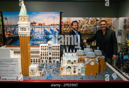 Venezia, Italia, 15th marzo 2023 svelata la più grande creazione LEGO da parte di un privato, composta da oltre 170.000 pezzi e oltre 200 figurine. La ricostruzione di Piazza San Marco di Maurizio Lampis per la creatura di gomma del Museo di Fabrizio Fontanella ha richiesto più di otto mesi e molto studio da completare. Marco secchi / Alamy Live News Foto Stock