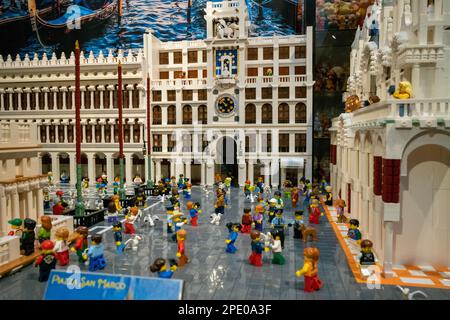 Venezia, Italia, 15th marzo 2023 svelata la più grande creazione LEGO da parte di un privato, composta da oltre 170.000 pezzi e oltre 200 figurine. La ricostruzione di Piazza San Marco di Maurizio Lampis per la creatura di gomma del Museo di Fabrizio Fontanella ha richiesto più di otto mesi e molto studio da completare. Marco secchi / Alamy Live News Foto Stock