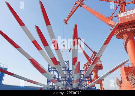 (230315) -- PECHINO, 15 marzo 2023 (Xinhua) -- questa foto scattata il 2 marzo 2023 mostra le pale eoliche da esportare al porto di Yantai a Yantai, nella provincia di Shandong della Cina orientale. L'economia cinese ha iniziato a volare verso il 2023, con i principali indicatori economici che vedono una costante espansione, offrendo le ultime prove che la seconda economia mondiale è destinata a garantire una forte ripresa quest'anno. La produzione industriale a valore aggiunto della Cina è salito del 2,4% su base annua nei primi due mesi, i dati del National Bureau of Statistics (NBS) hanno mostrato Mercoledì. La crescita è aumentata di 1,1 per Foto Stock