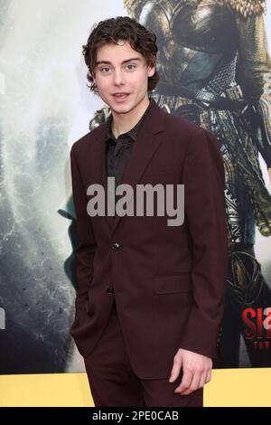 Carson MacCormac agli arrivi per SHAZAM! FURY OF THE GODS Premiere, Regency Village Theatre, Los Angeles, CA 14 marzo 2023. Foto di: Collezione Priscilla Grant/Everett Foto Stock