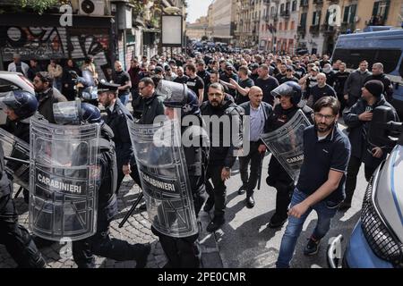 Neapel, Italia. 15th Mar, 2023. Calcio: Champions League, SSC Napoli - Eintracht Francoforte, knockout round, round del 16, seconda tappa. La polizia italiana scortò i tifosi di Eintracht Frankfurt attraverso il centro della città. Credit: Oliver Weiken/dpa/Alamy Live News Foto Stock