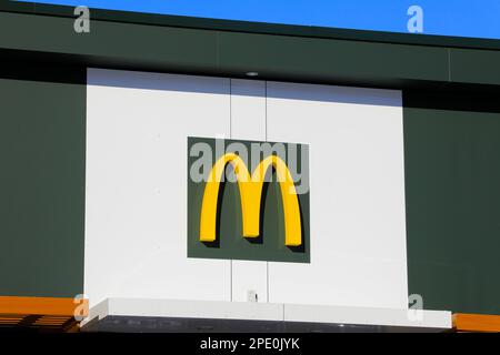 Logo McDonalds al ristorante di Salo, Finlandia. Marzo 12, 2023. McDonald's è la più grande catena di fast food del mondo. Foto Stock