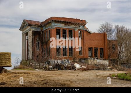 Lodi, Virginia, USA - 1 marzo 2023: Liberty Hall School visto da una strada di campagna, costruito nel 1915 e abbandonato negli anni '80 è ora di proprietà di un agricoltore che Foto Stock