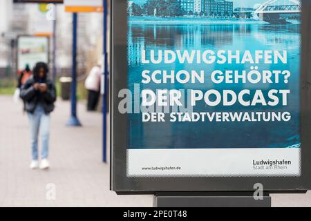 Ludwigshafen, Germania. 15th Mar, 2023. Un poster con l'iscrizione 'Ludwigshafen già sentito? Il podcast del comune è appeso in un espositore. Il consiglio comunale di Ludwigshafen sta discutendo misure di austerità significative. La seconda città più grande della Renania-Palatinato è considerata fortemente debitoria. Lo scorso anno, la direzione sorveglianza e servizi (ADD) ha segnalato che il bilancio 2023 presentato non può essere approvato. Credit: Uwe Anspach/dpa/Alamy Live News Foto Stock