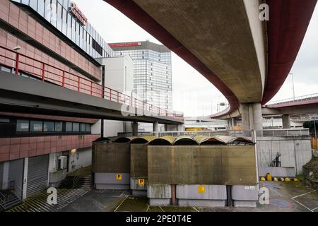 Ludwigshafen, Germania. 15th Mar, 2023. Il Rathaus Center si trova dietro un tratto dell'autostrada sopraelevata nord protetta da reti rosse. Il Consiglio comunale di Ludwigshafen sta discutendo di misure di austerità significative. La seconda città più grande della Renania-Palatinato è considerata fortemente debitoria. Lo scorso anno, la direzione sorveglianza e servizi (ADD) ha segnalato che il bilancio 2023 presentato non può essere approvato. Credit: Uwe Anspach/dpa/Alamy Live News Foto Stock