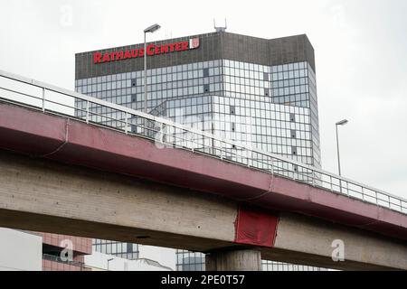 Ludwigshafen, Germania. 15th Mar, 2023. Il Rathaus Center si trova dietro un tratto dell'autostrada sopraelevata nord protetta da reti rosse. Il Consiglio comunale di Ludwigshafen sta discutendo di misure di austerità significative. La seconda città più grande della Renania-Palatinato è considerata fortemente debitoria. Lo scorso anno, la direzione sorveglianza e servizi (ADD) ha segnalato che il bilancio 2023 presentato non può essere approvato. Credit: Uwe Anspach/dpa/Alamy Live News Foto Stock