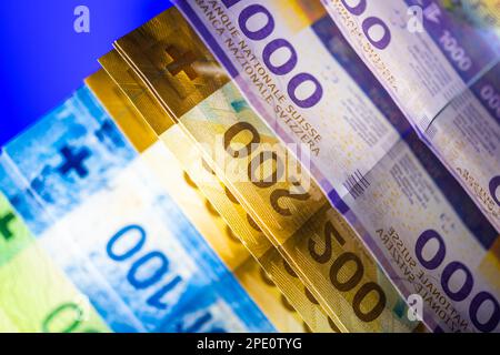 Banconote in franchi svizzeri su un banco vetrato. Tema della valuta bancaria svizzera. Foto Stock