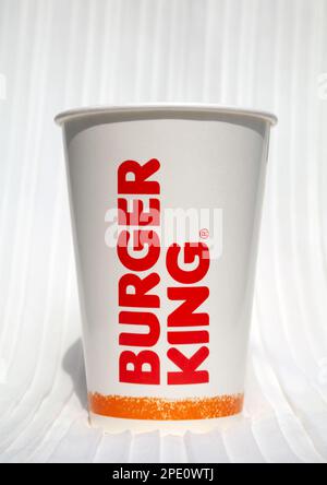 Ho Chi Minh City, Vietnam - 2 marzo 2023: Burger King fast food catena di tazza di carta per bevande analcoliche isolato su bianco. Tazza monouso bianca con po rosso Foto Stock