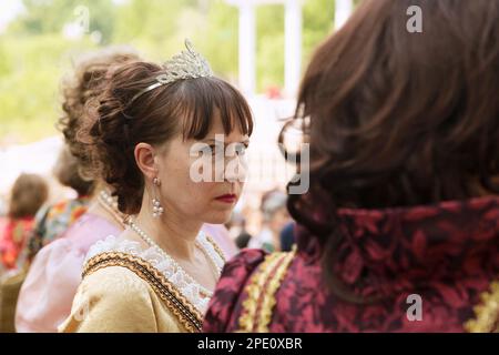 Khabarovsk, Russia - 2 Giugno 2018: due signore di mezza età che indossano costumi storici ad una sfera. Una ragazza in un abito formale guarda un'altra con l'env Foto Stock