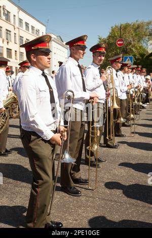Khabarovsk, Russia - 28 maggio 2017: Esibizione in strada della banda di ottoni. Musicisti russi in uniforme in piedi in una fila stanno per suonare strumenti a fiato Foto Stock