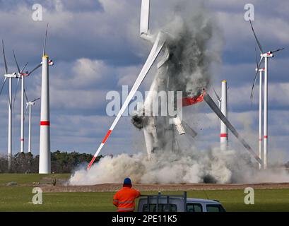 Jacobsdorf, Germania. 15th Mar, 2023. Una nuova turbina eolica è bruciata a causa di difetti di costruzione. Una turbina eolica identica era crollata nel 2021 al confine tra la regione della Ruhr e Münsterland. Quattro di queste turbine interessate si trovano qui vicino a Jacobsdorf. A causa di gravi danni alla torre in cemento, la nuova turbina eolica è stata ora gonfiata. Anche le altre tre turbine sono in fase di smantellamento. Credit: Patrick Pleul/dpa/Alamy Live News Foto Stock