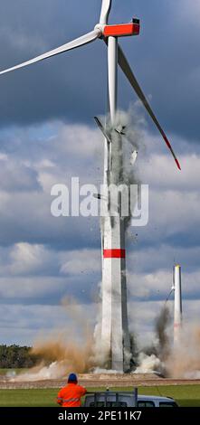 Jacobsdorf, Germania. 15th Mar, 2023. Una nuova turbina eolica è bruciata a causa di difetti di costruzione. Una turbina eolica identica era crollata nel 2021 al confine tra la regione della Ruhr e Münsterland. Quattro di queste turbine interessate si trovano qui vicino a Jacobsdorf. A causa di gravi danni alla torre in cemento, la nuova turbina eolica è stata ora gonfiata. Anche le altre tre turbine sono in fase di smantellamento. Credit: Patrick Pleul/dpa/Alamy Live News Foto Stock