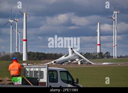 Jacobsdorf, Germania. 15th Mar, 2023. Una nuova turbina eolica è stata bruciata a causa di difetti di costruzione. Una turbina eolica identica era crollata nel 2021 al confine tra la regione della Ruhr e Münsterland. Quattro di queste turbine interessate si trovano qui vicino a Jacobsdorf. A causa di gravi danni alla torre in cemento, la nuova turbina eolica è stata ora gonfiata. Anche le altre tre turbine sono in fase di smantellamento. Credit: Patrick Pleul/dpa/Alamy Live News Foto Stock