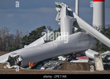 Jacobsdorf, Germania. 15th Mar, 2023. Una nuova turbina eolica è stata bruciata a causa di difetti di costruzione. Una turbina eolica identica era crollata nel 2021 al confine tra la regione della Ruhr e Münsterland. Quattro di queste turbine interessate si trovano qui vicino a Jacobsdorf. A causa di gravi danni alla torre in cemento, la nuova turbina eolica è stata ora gonfiata. Anche le altre tre turbine sono in fase di smantellamento. Credit: Patrick Pleul/dpa/Alamy Live News Foto Stock