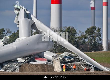 Jacobsdorf, Germania. 15th Mar, 2023. Una nuova turbina eolica è stata bruciata a causa di difetti di costruzione. Una turbina eolica identica era crollata nel 2021 al confine tra la regione della Ruhr e Münsterland. Quattro di queste turbine interessate si trovano qui vicino a Jacobsdorf. A causa di gravi danni alla torre in cemento, la nuova turbina eolica è stata ora gonfiata. Anche le altre tre turbine sono in fase di smantellamento. Credit: Patrick Pleul/dpa/Alamy Live News Foto Stock