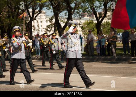 Khabarovsk, Russia - 28 maggio 2017: Orchestra di ottoni in marcia. Musicisti asiatici in uniforme che suonano strumenti a vento in parata. IV internatio Foto Stock