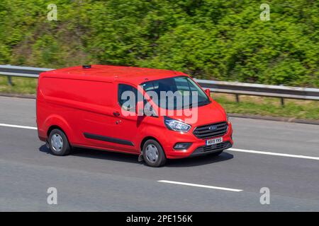 2019 Red FORD TRANSIT CUSTOM 300 PANNELLO P/V LIMITATO furgone L2 H1 1995cc Diesel automatico a 6 marce; viaggiando sull'autostrada M6, Regno Unito Foto Stock