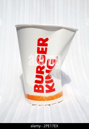 Ho Chi Minh City, Vietnam - 2 marzo 2023: Catena di fast food Burger King sminuzzata tazza di carta isolato su bianco. Tazza usata con un logo rosso popolare del marchio di Foto Stock