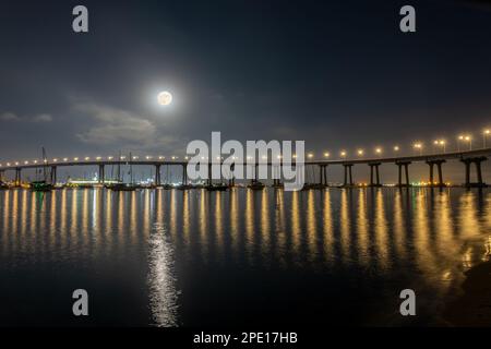 Luna piena sul ponte Coronado di notte a San Diego, California Foto Stock