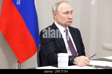 Ulan-Ude, Russia. 14th Mar, 2023. Il presidente russo Vladimir Putin presiede una conferenza remota e di persona per discutere lo sviluppo della regione dell'Estremo Oriente della Russia dallo stabilimento dell'aviazione di Ulan-Ude, 14 marzo 2023 a Ulan-Ude, Buryatia, Russia. Credit: Mikhail Metzel/Kremlin Pool/Alamy Live News Foto Stock