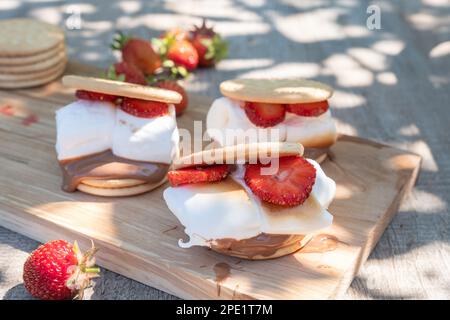 il dessert puzzola di marshmallow e fragola Foto Stock