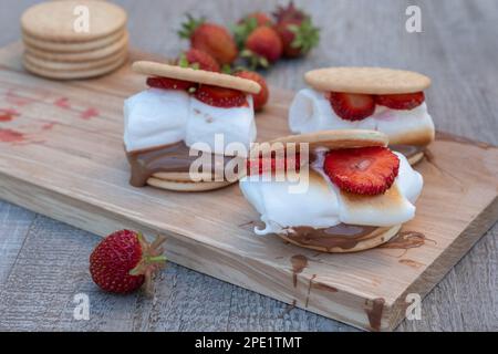 il dessert puzzola di marshmallow e fragola Foto Stock