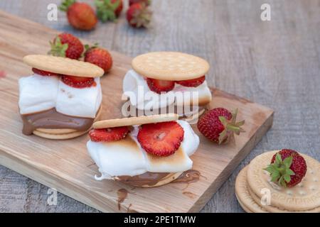 il dessert puzzola di marshmallow e fragola Foto Stock