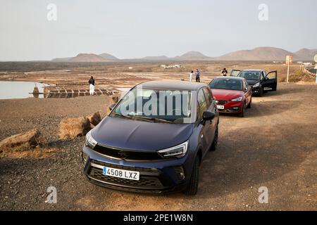 noleggio auto turistiche parcheggiate a Lay da vicino punto di vista con vista salinas de janubio Lanzarote, Isole Canarie, Spagna Foto Stock