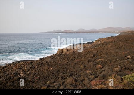 Costa rocciosa e scogliere con mare roccioso sulla costa occidentale di Lanzarote vicino a janubio, Isole Canarie, Spagna Foto Stock