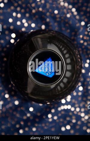 Magic ball gioco per predire il futuro dice assomiglia a Sì a una domanda. Fortuna che dice giocattolo dando una risposta positiva Foto Stock