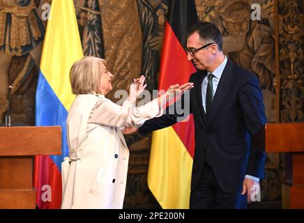 15 marzo 2023, Colombia, Bogotá: CEM Özdemir (Bündnis 90/Die Grünen, r), ministro federale dell'alimentazione e dell'agricoltura, incontra Cecilia López (l), ministro colombiano dell'Agricoltura. L'obiettivo del viaggio è rafforzare e intensificare le relazioni economiche e la cooperazione in materia di clima e cooperare nei settori della trasformazione/decarbonizzazione dell'economia, dell'energia, delle materie prime, della protezione delle foreste e dei lavoratori qualificati. Foto: Britta Pedersen/dpa Foto Stock