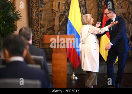 15 marzo 2023, Colombia, Bogotá: CEM Özdemir (Bündnis 90/Die Grünen, r), ministro federale dell'alimentazione e dell'agricoltura, incontra Cecilia López (M), ministro colombiano dell'Agricoltura. L'obiettivo del viaggio è rafforzare e intensificare le relazioni economiche e la cooperazione e la cooperazione in materia di clima nei settori della trasformazione/decarbonizzazione dell'economia, dell'energia, delle materie prime, della protezione delle foreste e dei lavoratori qualificati. Foto: Britta Pedersen/dpa Foto Stock