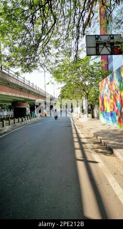 Chennai,Tamilnadu,India-Dicembre 29 2022: Bella vista della strada della città di Chennai con il cavalcavia di fronte all'Hotel Savera situato nel Dr Radha Krishnan Salai Foto Stock