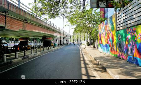 Chennai,Tamilnadu,India-Dicembre 29 2022: Bella vista della strada della città di Chennai con il cavalcavia di fronte all'Hotel Savera situato nel Dr Radha Krishnan Salai Foto Stock