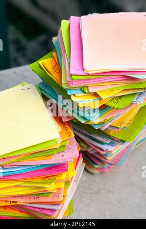 Note memo multicolore con attività memorizzate caoticamente in 2 stack. Overflow di lavoro rappresentato da una pila di documenti di note con attività Foto Stock