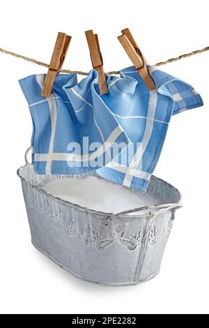 Un panno da cucina blu è appeso sui vestiti sopra una ciotola di ferro di schiuma. Il concetto di lavaggio mani vestiti. Isolato su sfondo bianco Foto Stock