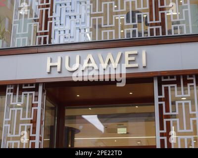 Vienna, Austria - 8 agosto 2022: Logo Huawei sulla vecchia parete dell'edificio. Huawei è leader mondiale nella fornitura di infrastrutture informatiche e tecnologiche per le comunicazioni e di dispositivi intelligenti Foto Stock