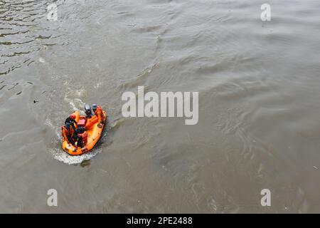 Bandung, Indonesia. 14th Mar, 2023. Ricerca di un bambino affogato nel fiume Citarum, Jelegong Village, Kutawaringin District, Bandung Regency, Indonesia il 14 marzo 2023. (Foto di Dimas Rachmatsyah/INA Photo Agency/Sipa USA) Credit: Sipa USA/Alamy Live News Foto Stock