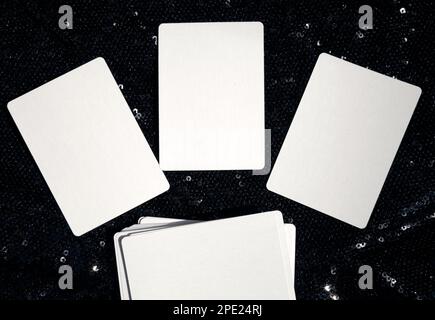 Mockup di 3 tarot bianco o schede di apprendimento e un mazzo con spazio di copia. Modello di tre carte da gioco vuote con spazio per testo e immagini Foto Stock