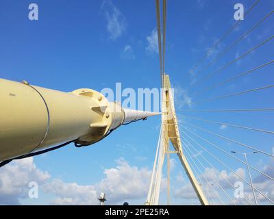 Un'immagine a basso angolo del ponte Signature, ponte sospeso con cavo a sbalzo Foto Stock