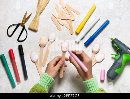 Passaggio 2. Dipingi le guance rosa su per una faccia del coniglio con il pittore acrilico. Rendere grazioso coniglietto decorazione da per Pasqua con i bambini. Vista dall'alto. Foto Stock