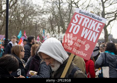 Londra, Regno Unito - 15 marzo 2023: Manifestanti di vari gruppi, tra cui insegnanti, lavoratori civili, medici, personale UCU, Il personale della metropolitana di Londra, e altri, si sono riuniti ad Hyde Park Corner per dimostrare come parte di uno sciopero nazionale per un aumento della retribuzione il giorno del budget. Credit: Sinai Noor/Alamy Live News Foto Stock