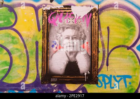 Roma, Italia. 15 marzo 2023. Un ritratto dell'artista Alessio -B della defunta regina Elisabetta II appare su una parete inturita con graffiti nel quartiere di Trastevere, Roma. Credit: amer Ghazzal/Alamy Live News Foto Stock