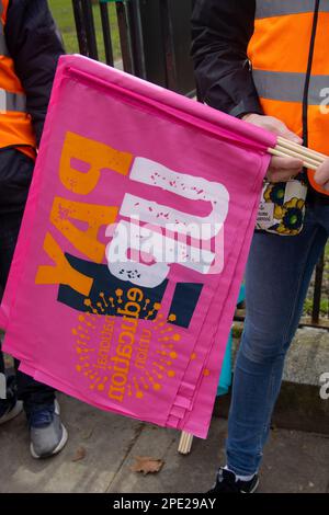 Londra, Regno Unito - 15 marzo 2023: Manifestanti di vari gruppi, tra cui insegnanti, lavoratori civili, medici, personale UCU, Il personale della metropolitana di Londra, e altri, si sono riuniti ad Hyde Park Corner per dimostrare come parte di uno sciopero nazionale per un aumento della retribuzione il giorno del budget. Credit: Sinai Noor/Alamy Live News Foto Stock