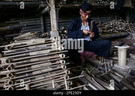 Bandung, Giava Occidentale, Indonesia. 15th Mar, 2023. Un operaio fa di un Angklung uno strumento musicale tradizionale a Udjo Ecoland a Bandung, West Java. Angklung è un tradizionale strumento musicale Sundanese realizzato in bambù che viene spesso eseguito in occasione di eventi tradizionali. (Credit Image: © Algi Libri Sugita/ZUMA Press Wire) SOLO PER USO EDITORIALE! Non per USO commerciale! Foto Stock