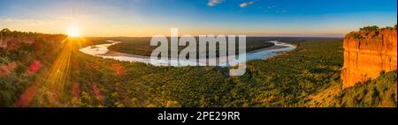 Una vista panoramica delle scogliere di Chilojo e sotto il fiume al tramonto nel Parco Nazionale Gonarezhou dello Zimbabwe. Foto Stock